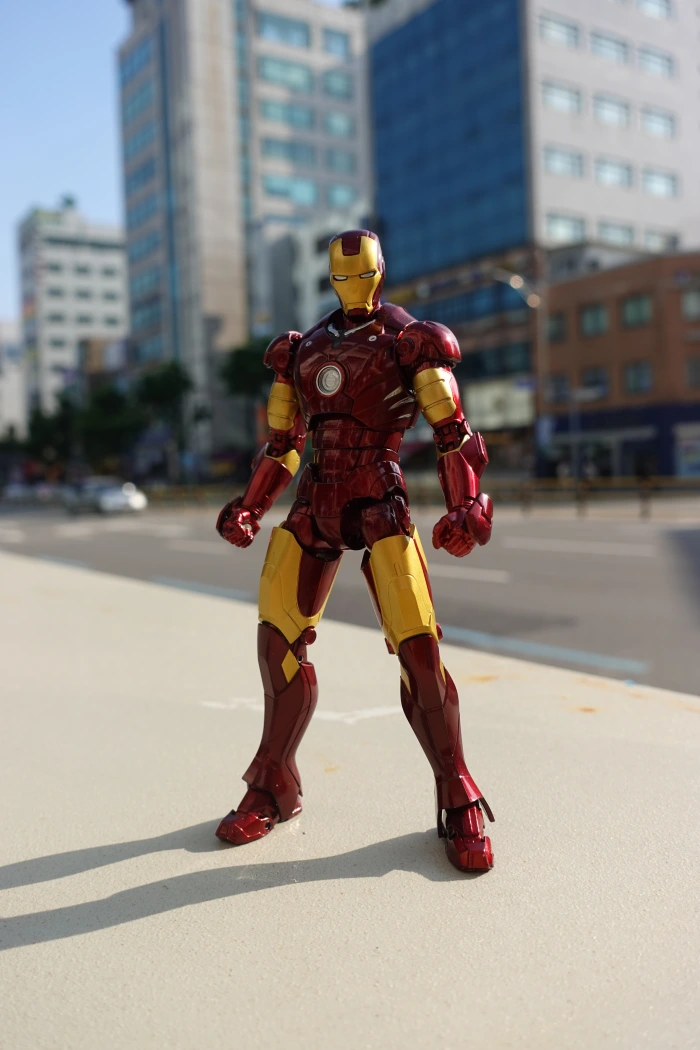 아이언맨-피규어를-대낮에-소니-ZV1-컴팩트-디지털카메라로-촬영한-사진