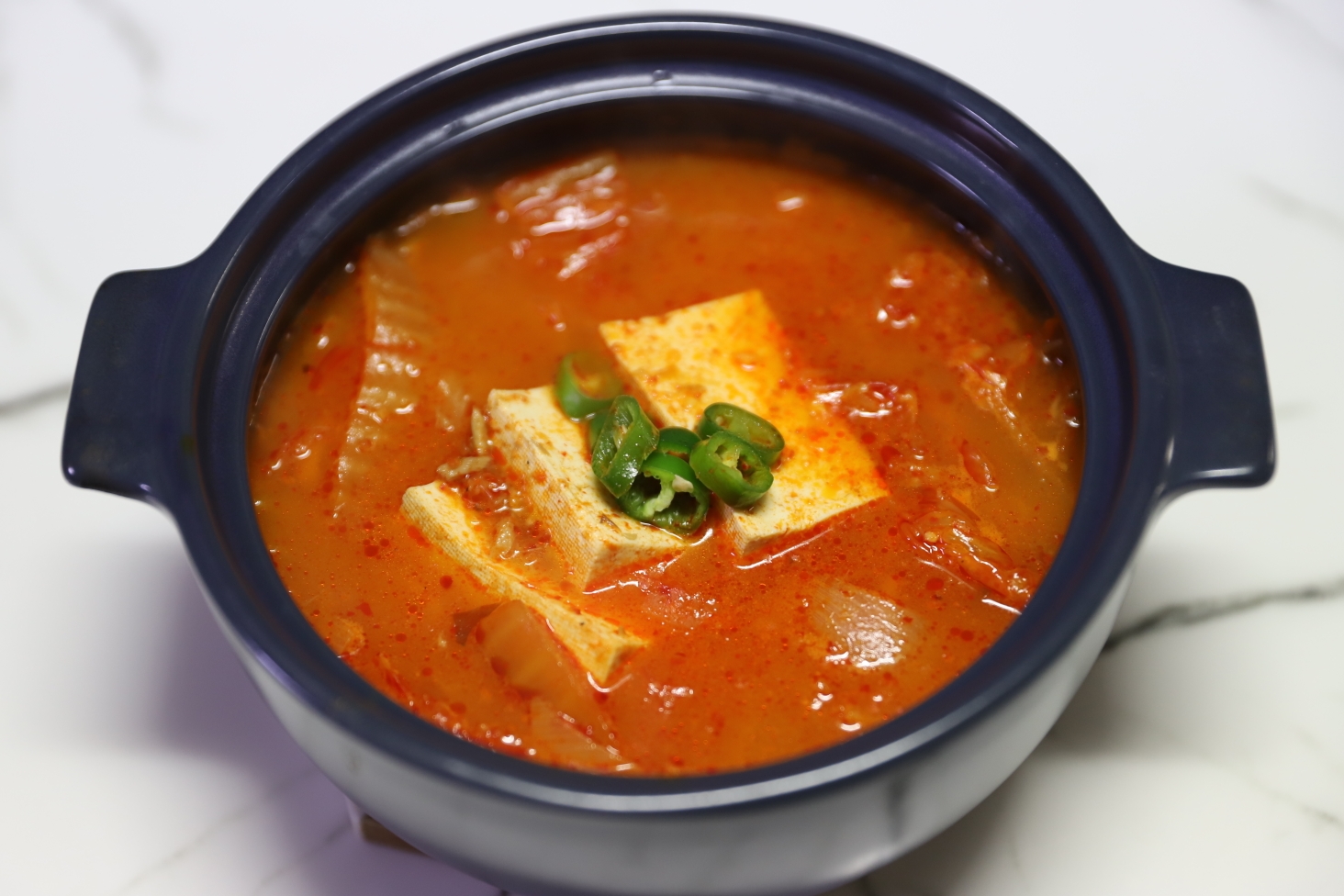 참치김치찌개 뚝배기에 담겨있는 모습