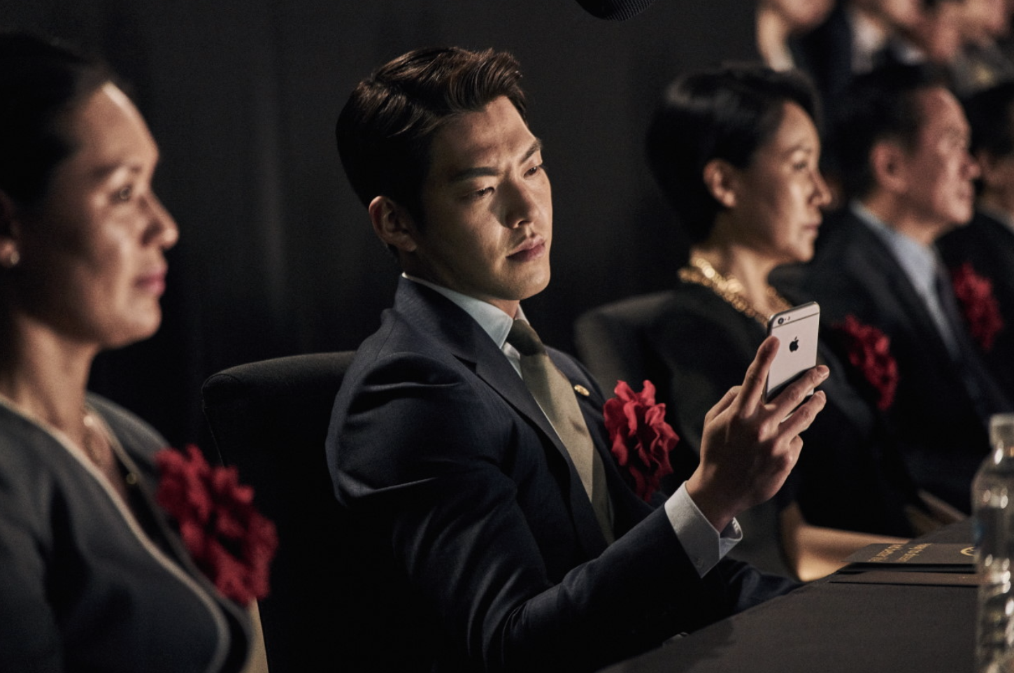 진 회장의 연설을 듣고 있는 고위 간부들