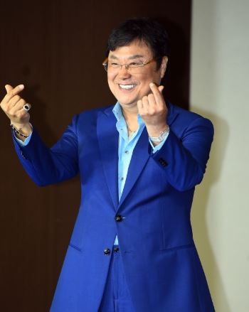 팬들과 인사하는 남진 행사 현장