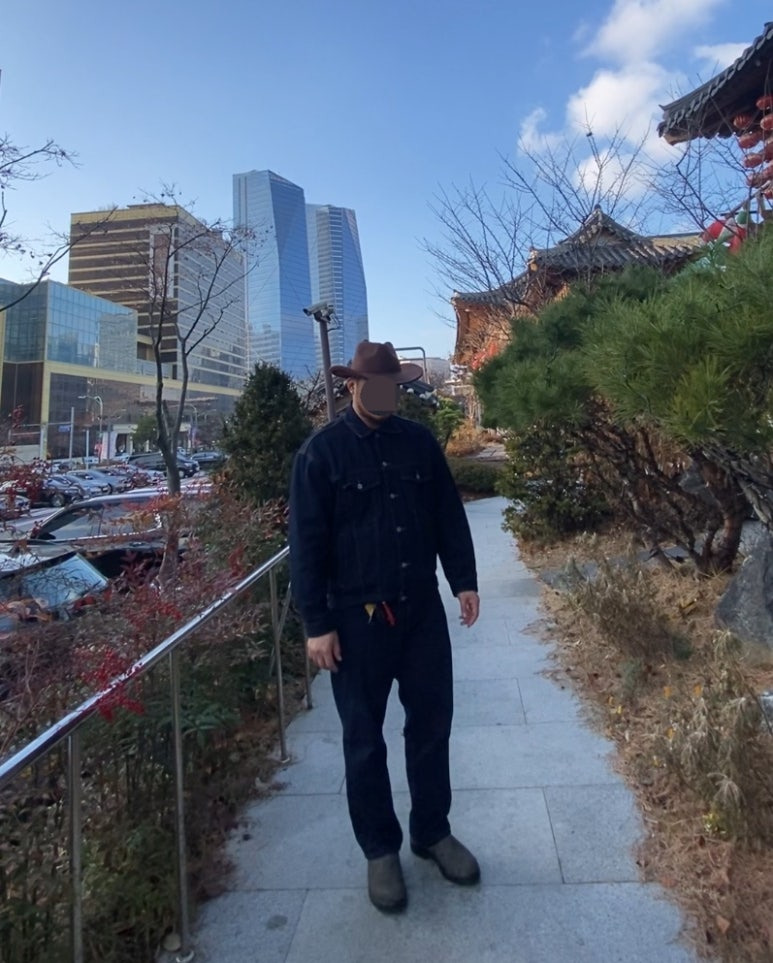 데일리룩('25. 12. 14.)유니버셜 케미스트리 페도라 카우보이모자 웨스턴모자, 무신사스탠다드 생지 데님트러커재킷, 무신사스탠다드 생지 데님팬츠, 블런드스톤 585 러스틱브라운