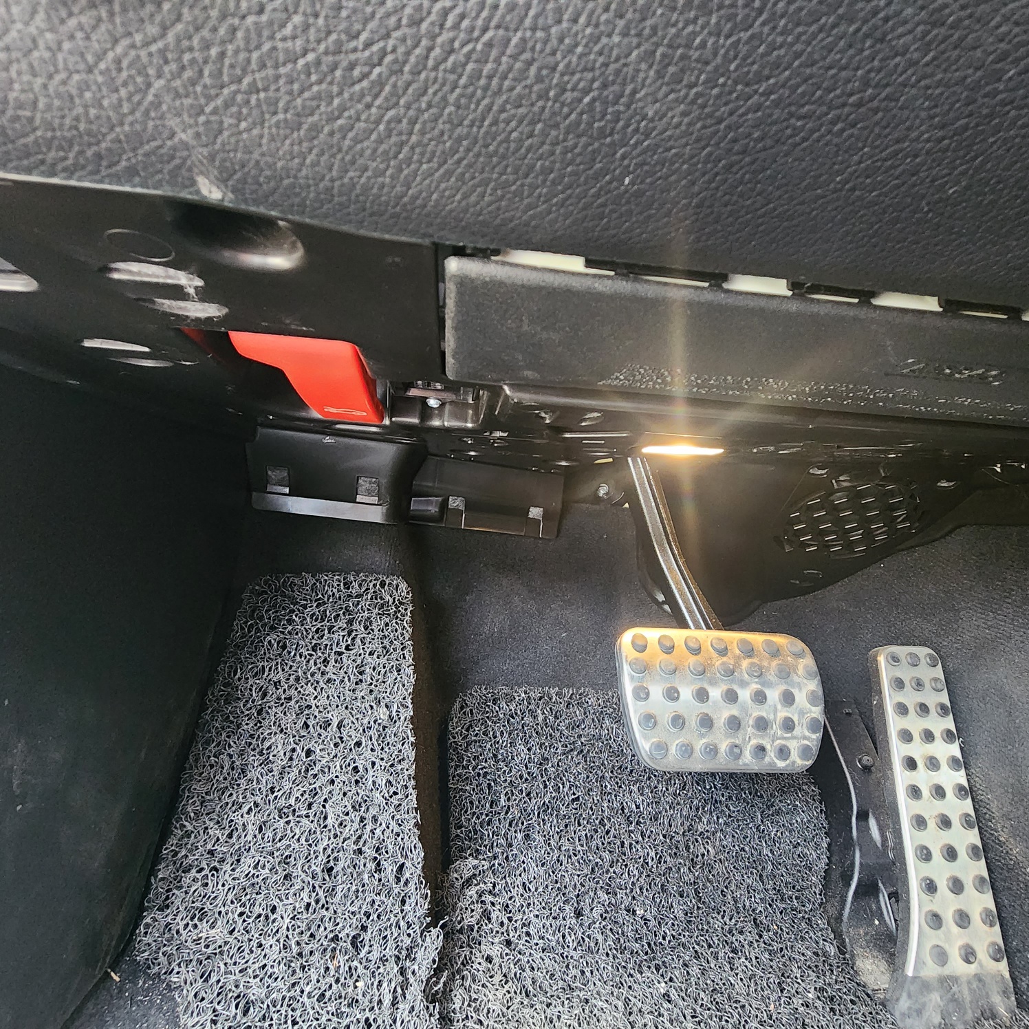 보닛여는곳위치찾기_운전석아래