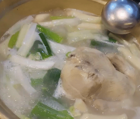닭한마리가 끓고 있는모습