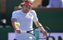 백핸드를 구사하는 스테파노스 치치파스