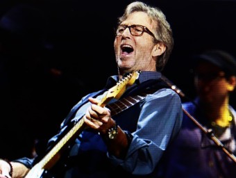 공연중 기타연주에 몰입한 Eric Clipton의 모습