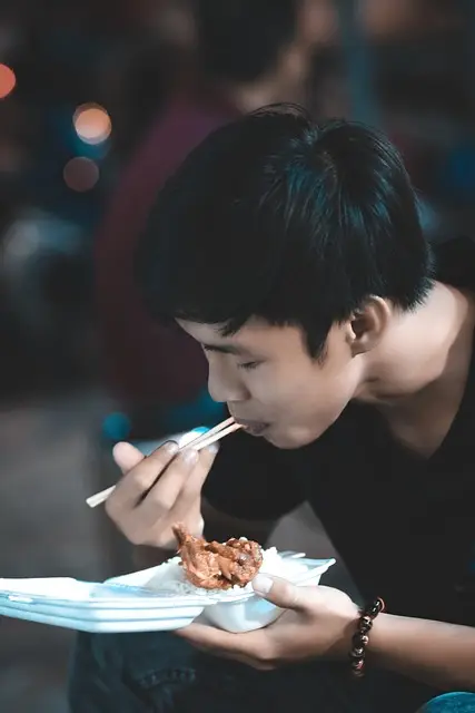 식사하고-있는-남자