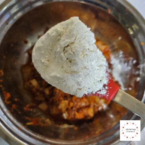 김치전-다진 김치에 볶음 스푼으로 부침가루 3스푼 넣기