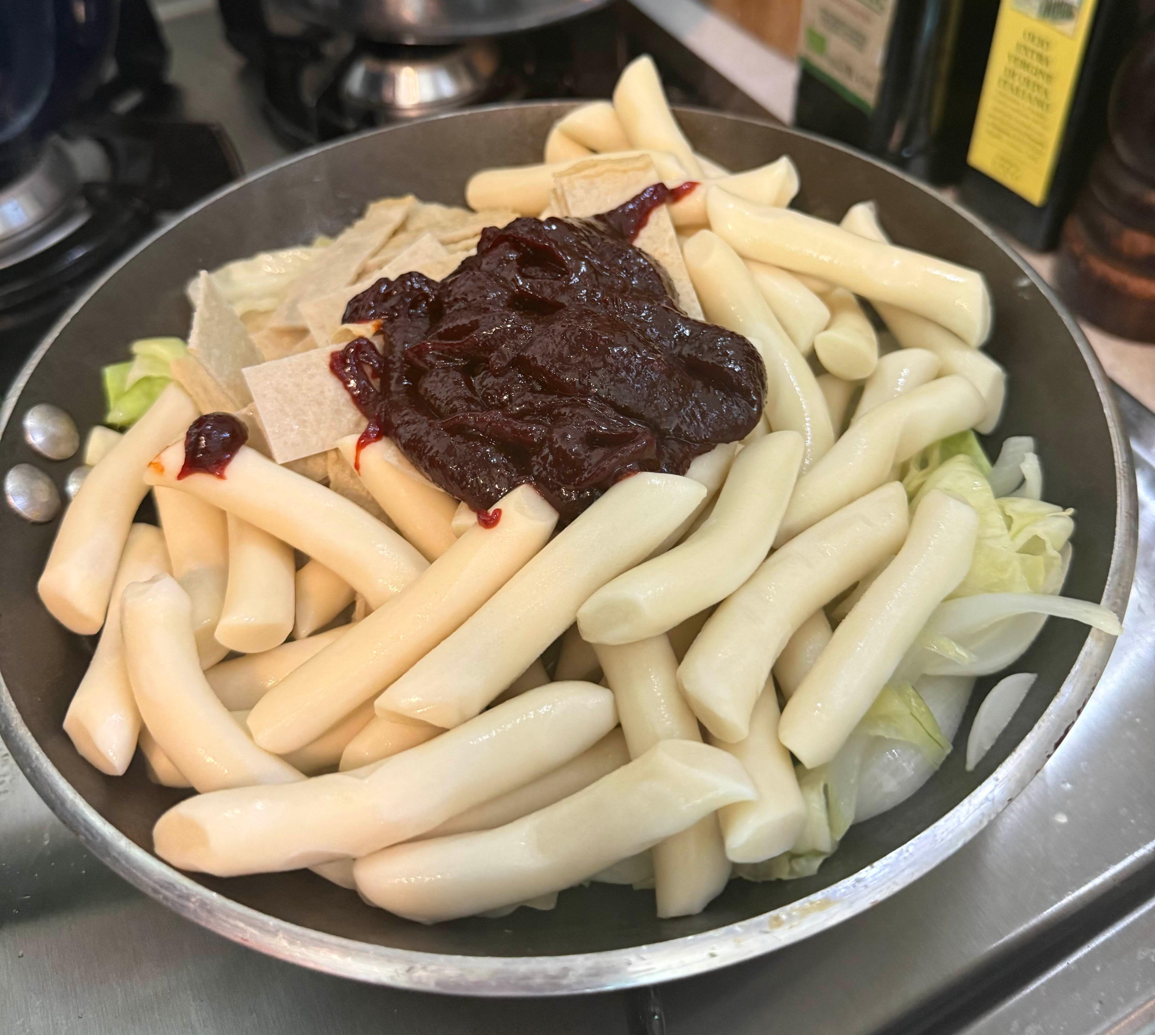 밀떡&amp;#44; 어묵&amp;#44; 채소에 소스 붓는 장면