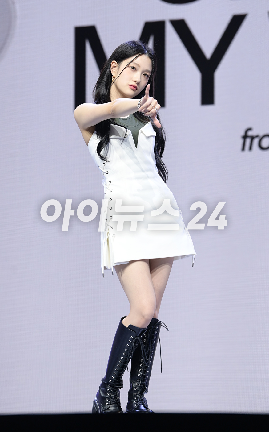 그룹 프로미스나인 이서연이 5일 오후 서울 광진구 예스24 라이브홀에서 진행된 프로미스나인(fromis_9) 첫 번째 정규앨범 '언락 마이 월드(Unlock My World)' 발매 기념 쇼케이스에 참석하고 있다. [사진=정소희 기자]