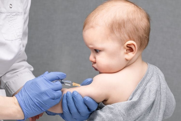 예방 접종을 하는 아기