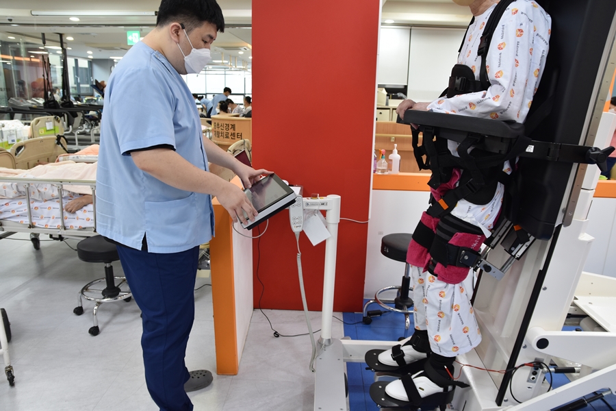 웰시티요양병원 로봇재활 치료 사진