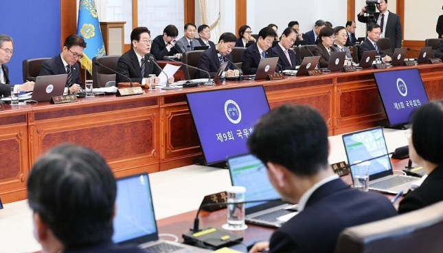 유류세 일괄 인하' 정책을 시행하고있다