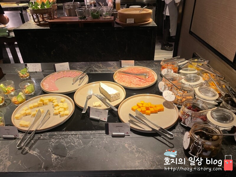 방콕 메리어트 마르퀴스 퀸즈파크 클럽라운지 뷔페메뉴_샤퀴테리