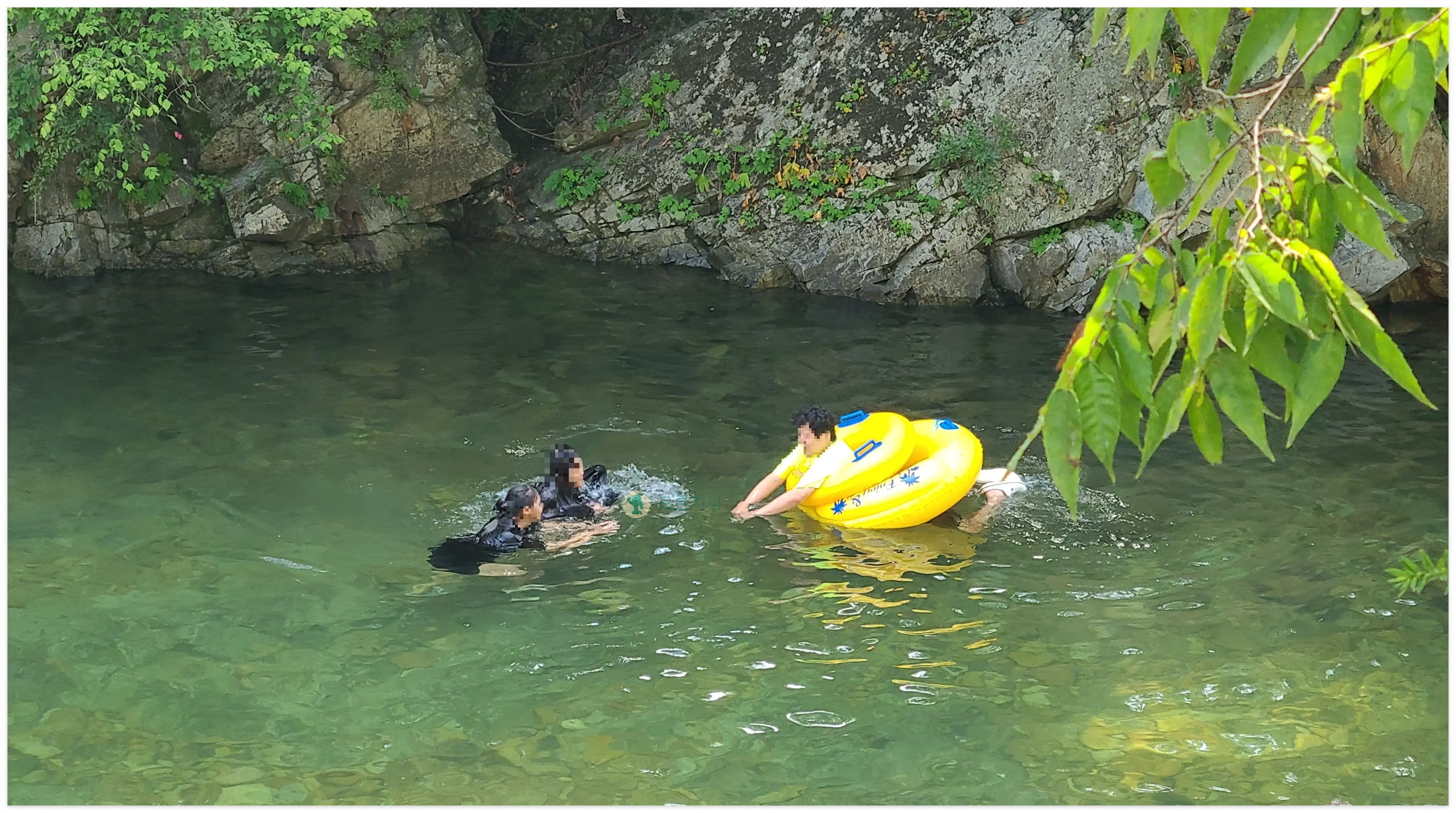 쌍곡계곡-송화펜션-계곡물-가족
