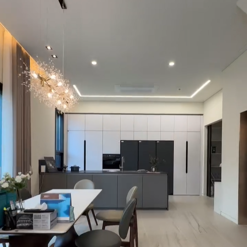 심플한 식탁과 최신 기기가 있는 주방