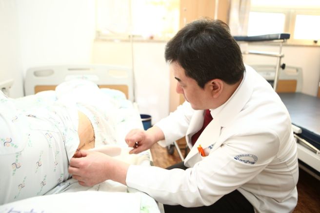 오른쪽 옆구리 뒤쪽 통증 의심되는병