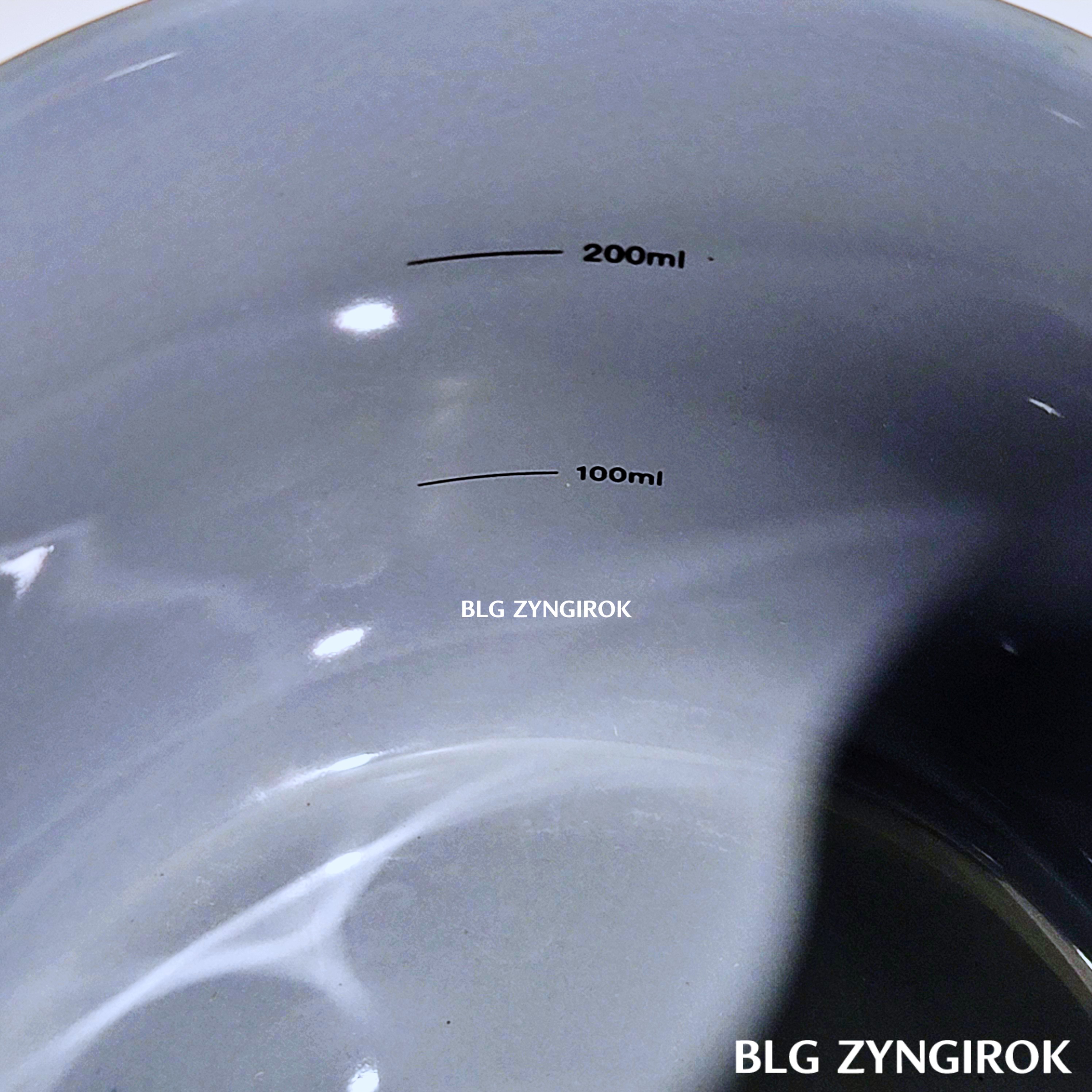 컵 내부에 100ml&amp;#44; 200ml를 알려주는 선이 그어져 있다.
