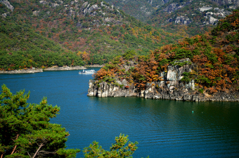 [명품숲길 50선 가을단풍 산행 ⑧] 제천 청풍호 자드락길 : 옥순봉길과 괴곡성벽길, 호수 위로 물든 가을 단풍길