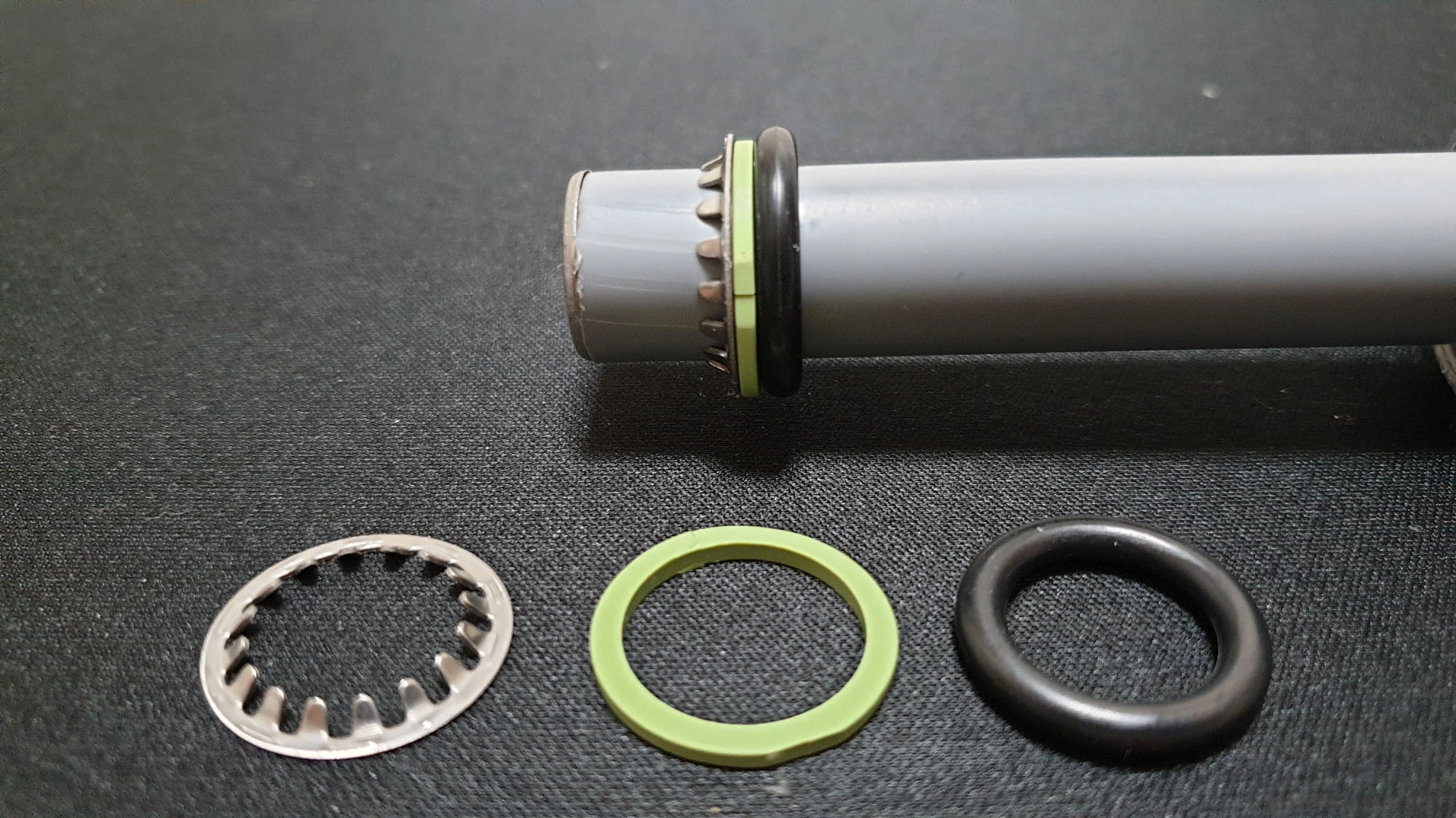 연결 부속 내부에 링 부속