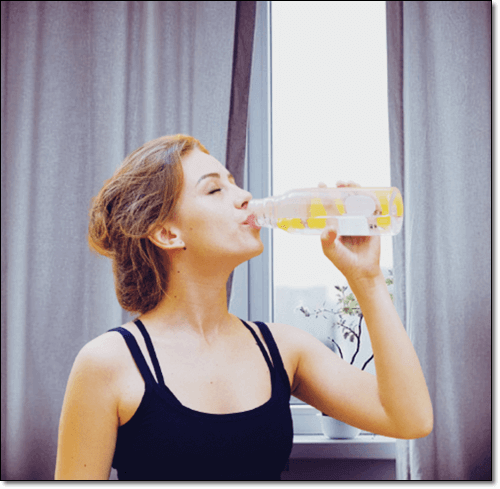 침샘비대증으로 레몬물 마시는 여성