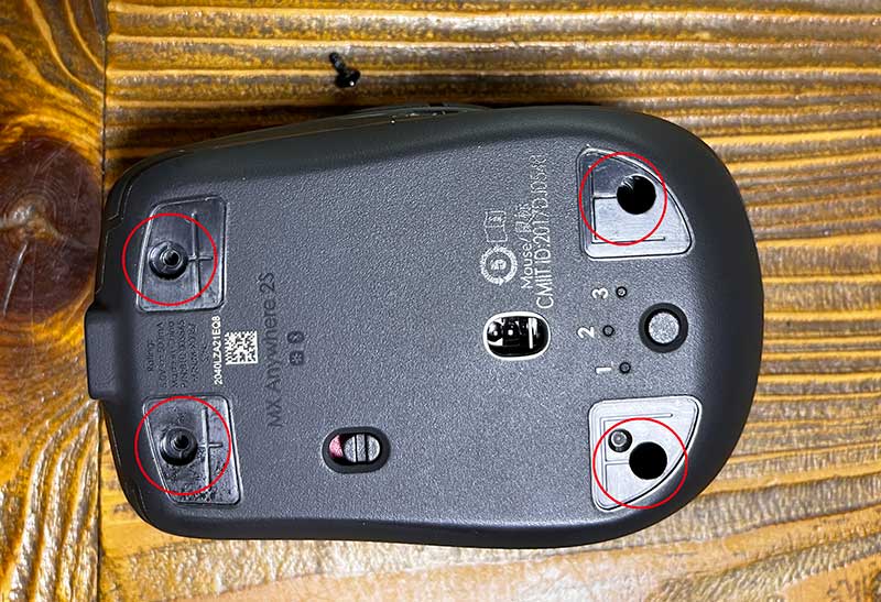 하판의 나사 4개 제거.