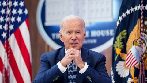 조 바이든 대통령이 2022년 10월 11일 화요일 백악관 청사 사우스 코트 강당에서 열린 화재 예방과 통제에 관한 정상회의에서 연설하고 있다