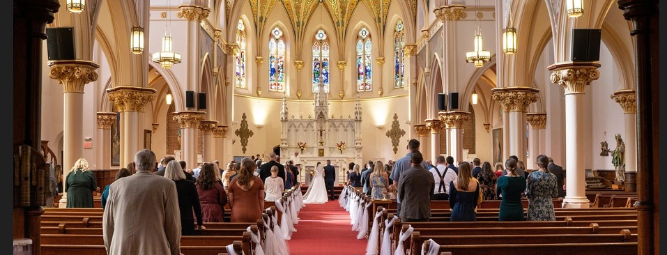 성당에 신자들이 모여 미사를 드리고 있는 사진