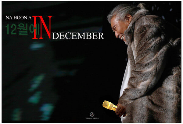 나훈아 인 디셈버 2023 연말 콘서트 티저(골드 마이크를 들고 모피를 입은 나훈아님이 환하게 웃고 있는 사진)