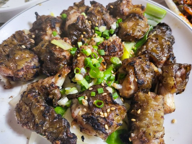 통영 삼수갑산 산곰장어 소금구이가 완성된 사진