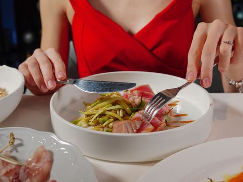 여름만 되면 입맛이 사라지는 이유&amp;#44; 더위보다 먼저 봐야 할 몸의 신호