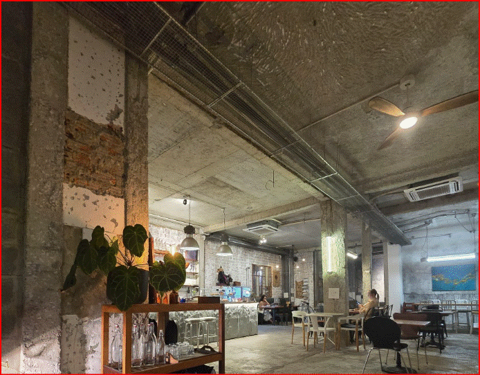 소나기가 지나간 오후 다낭 카페골목 어느 조용한 카페에서