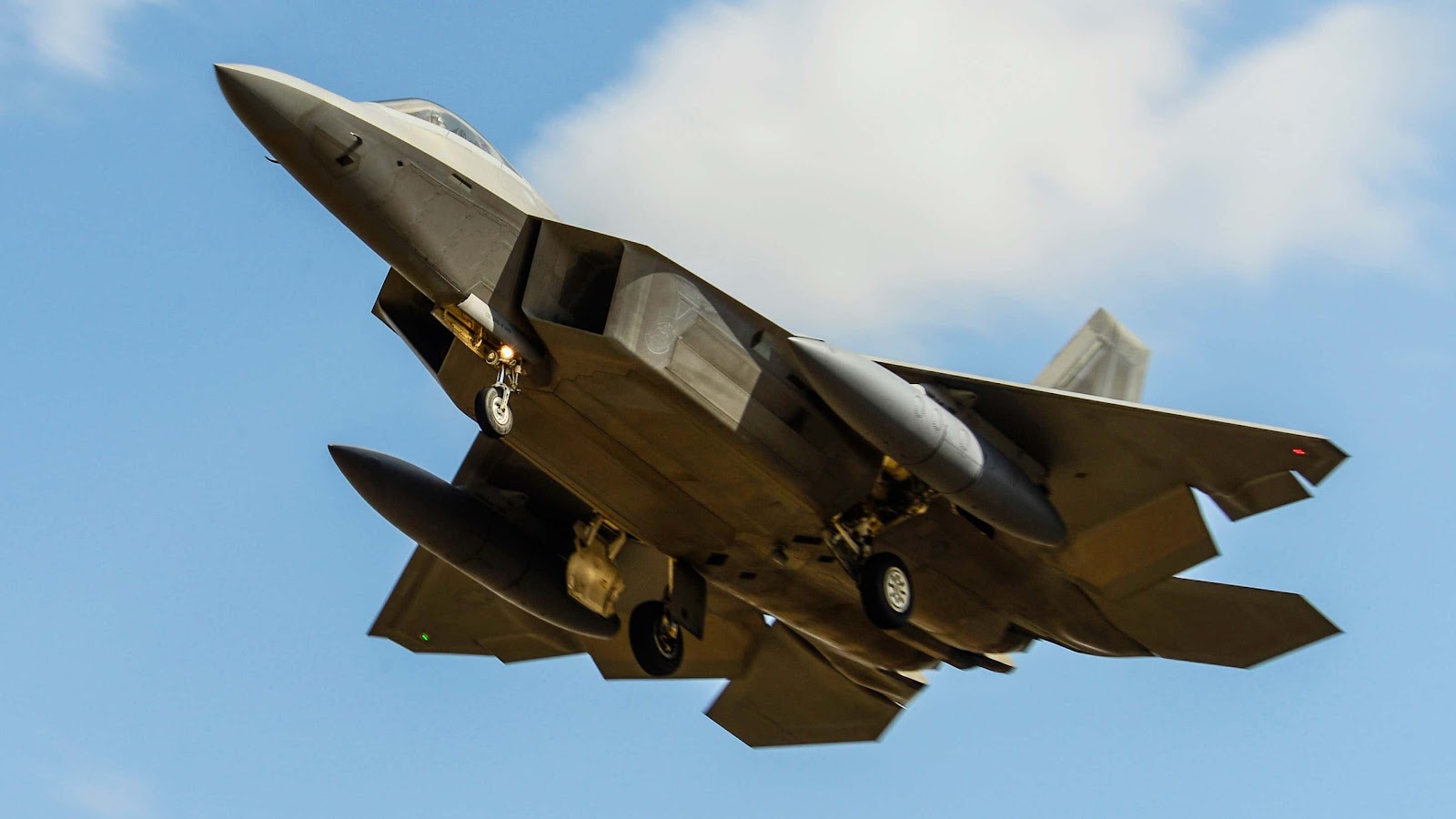 F-22는 외부 무장을 장착할 수 있는 능력이 있으나 현재까지는 장거리 비행을 위한 기름 탱크로 제한되어 있다.