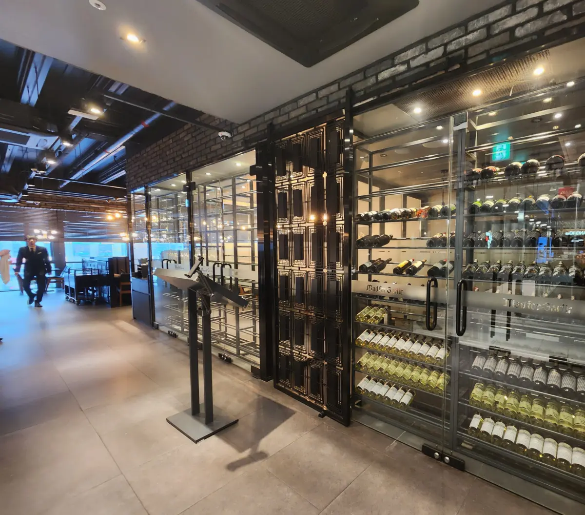마곡-근처-발산역-맛집-매드포칼릭-매장-입구-와인-디스플레이
