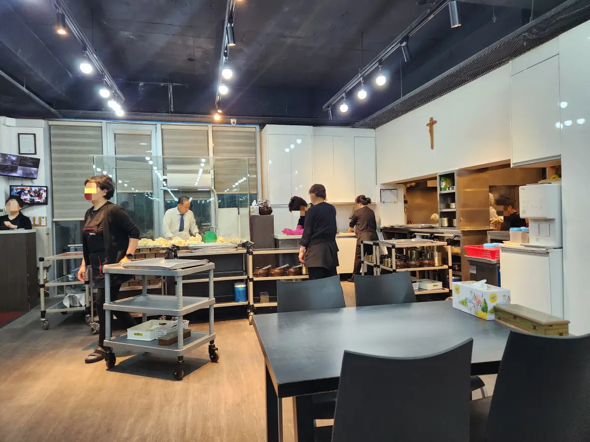 의정부-사골-칼국수-맛집-밀가마-국시집-주방-앞-분주한-직원들