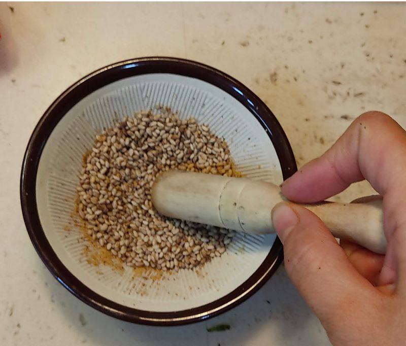 깨를 절구로 으깨주는 사진