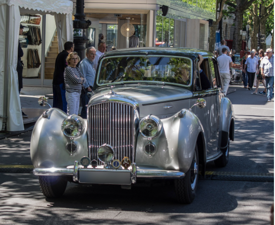 명품 자동차의 미래 : 전기차와 친환경 기술이 적용된 페라리, 벤틀리, 롤스로이스