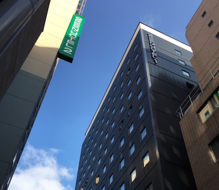 하카타 그린 호텔 1호점과 2호점이 서로 마주 보고 있다.