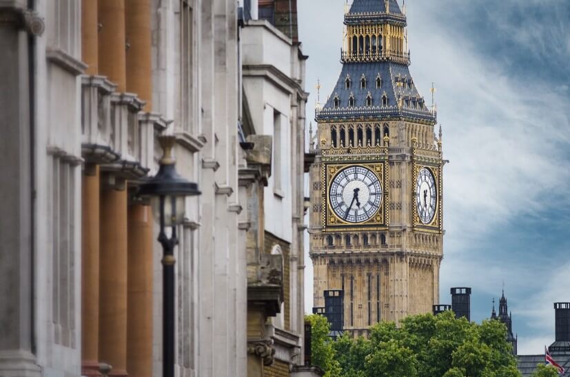 시계탑이 보이는 건물