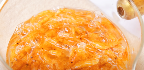 새우에 물을 담으시오