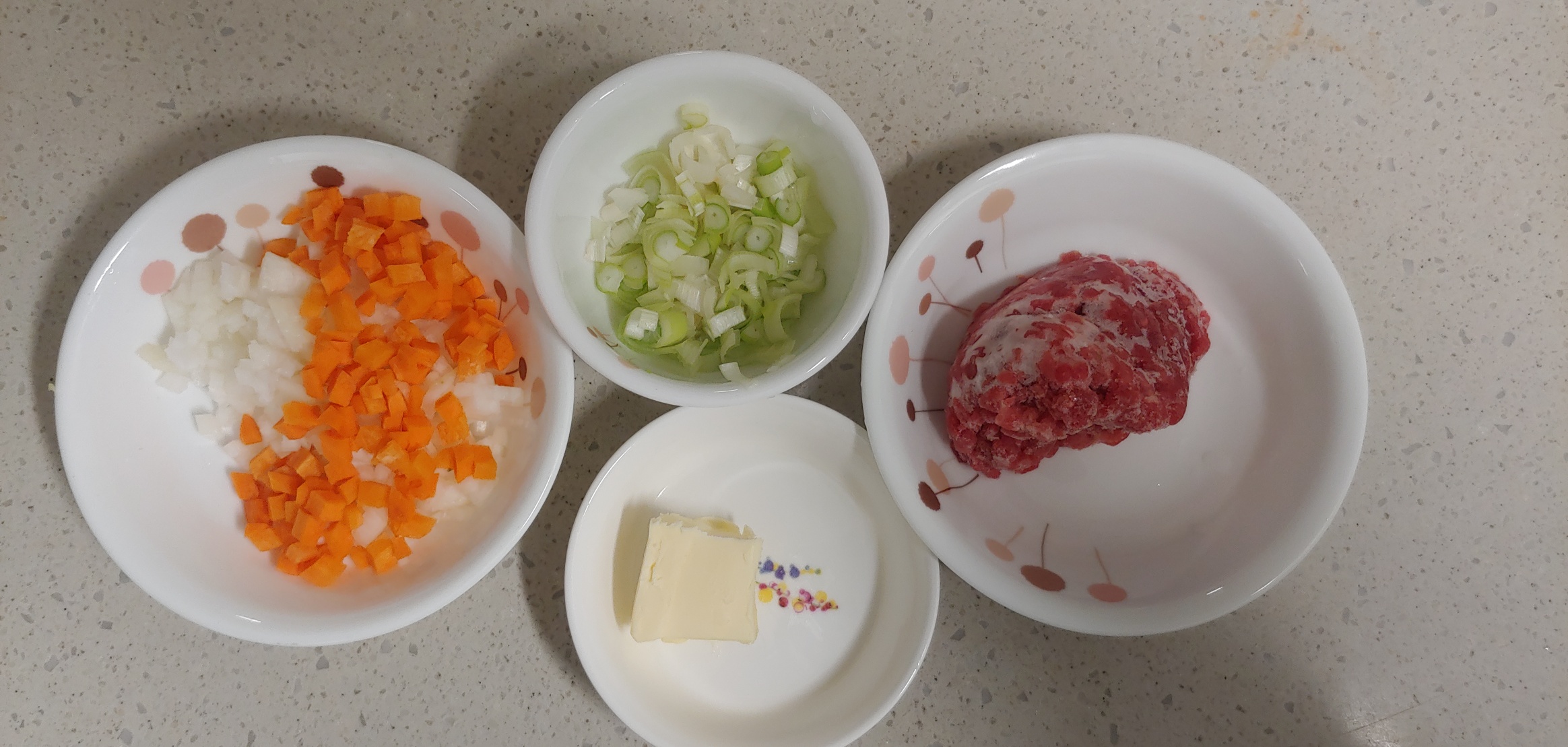 소고기 다짐육은 얼어 있었지만 따로 해동할 필요없이 팬에 약불로 먼저 녹이고 강불로 지져주겠습니다.