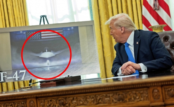 도널드 트럼프 미국 대통령이 21일(현지시간) 백악관 오벌오피스에서 미국 6세대 최첨단 전투기 F-47을 공개하고 있다.