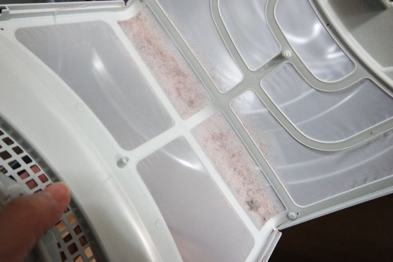 건조기 먼지제거 왜 매번 해야 할까? 고장 부르는 원인부터 오래 쓰는 관리 비결까지” 관련 사진