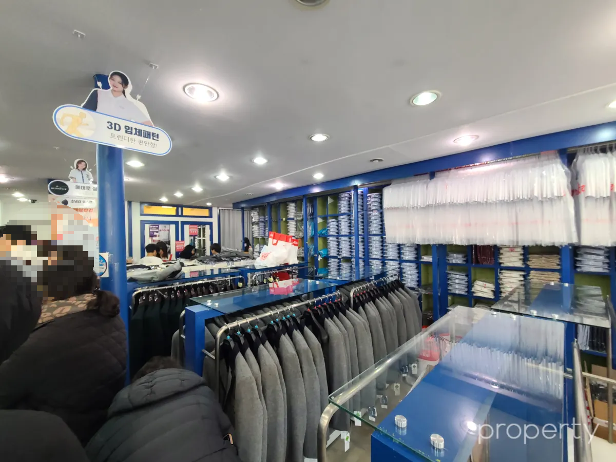 옷장이파란색-회색천장-led조명-줄서있는많은사람들-옷걸이에-교복-많이걸려있는