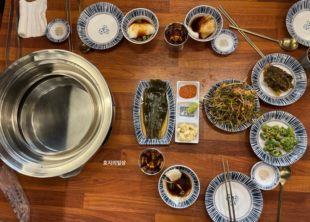 수원 숙성 고기 맛집 영포화로 영통점 - 기본찬 세팅