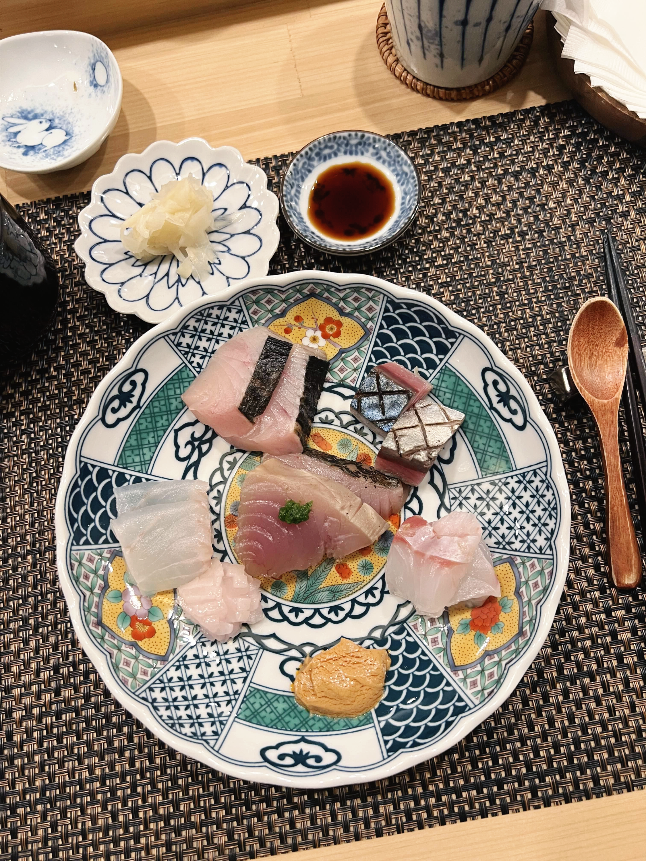 삼치 고등어 안키모가 올라간 스시하쿠야 오마카세 사시미 한접시