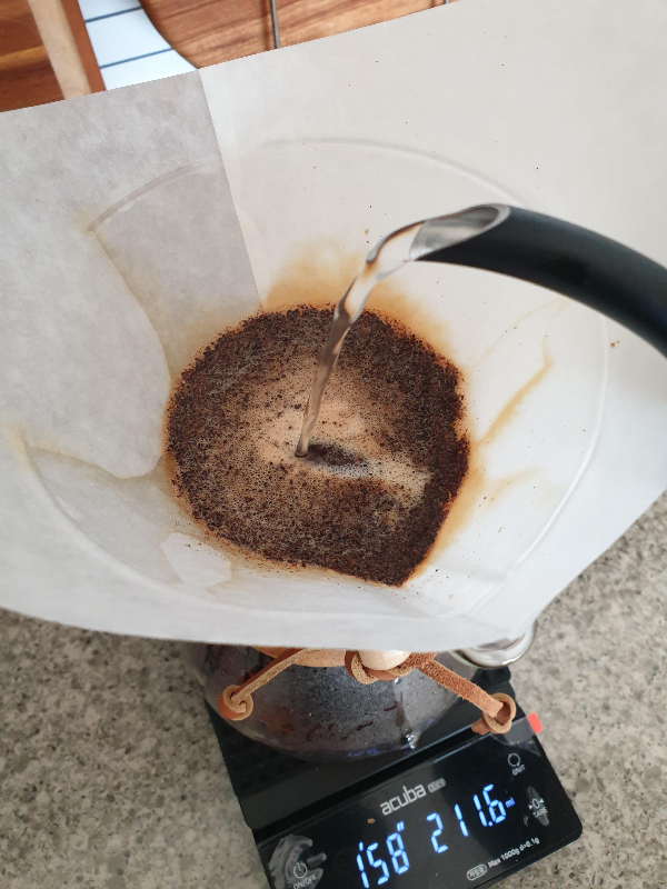 가운데로 물을 붓는 모습. 푸어하는 위치가 변하지 않게 한다.