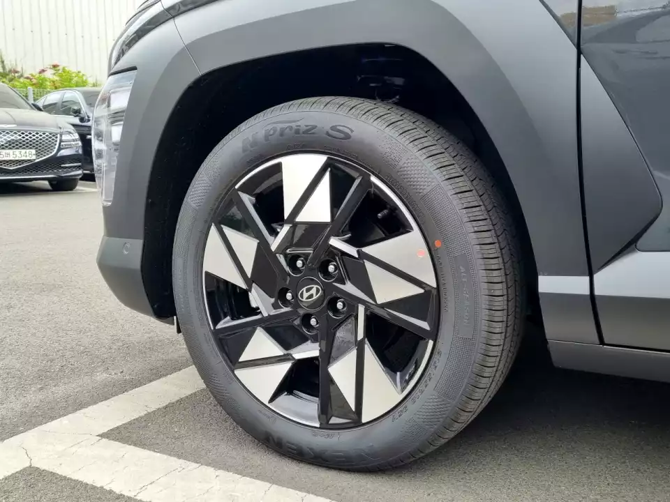 코나 하이브리드에 꽂혔던 18인치 바퀴입니다.