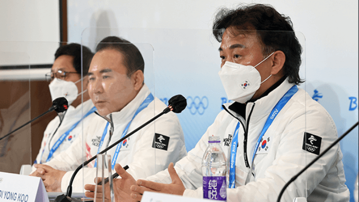 한국선수단-윤홍근-선수단장-쇼트트랙-판정제소-인터뷰-장면