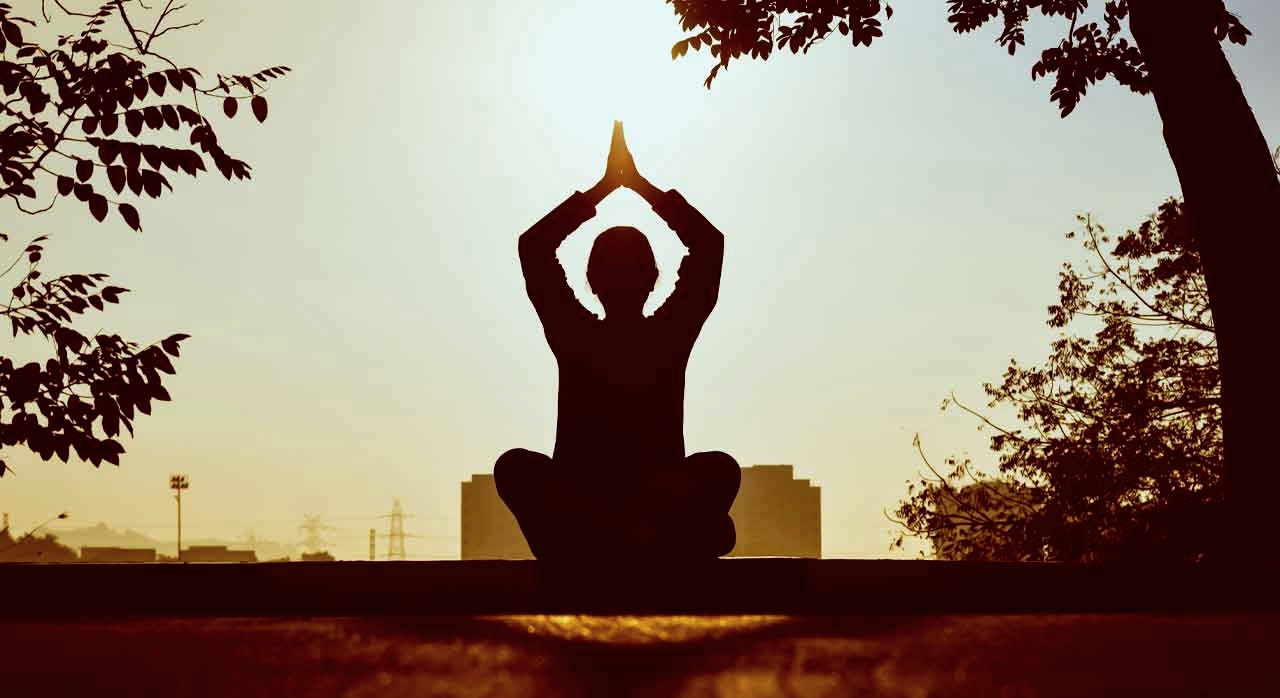 요가 클래스를 듣는 여행객의 예시 사진. [ⓒPexels &lsquo;Prasanth Inturi&lsquo;]