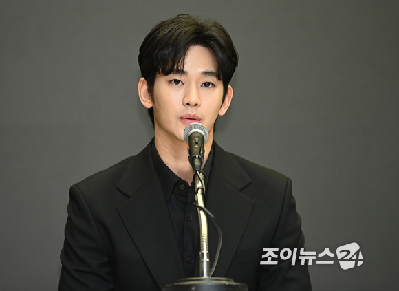 배우 김수현이 31일 오후 서울 마포구 상암동 스탠포드호텔 서울에서 기자회견을 하고 있다. [사진=곽영래 기자]